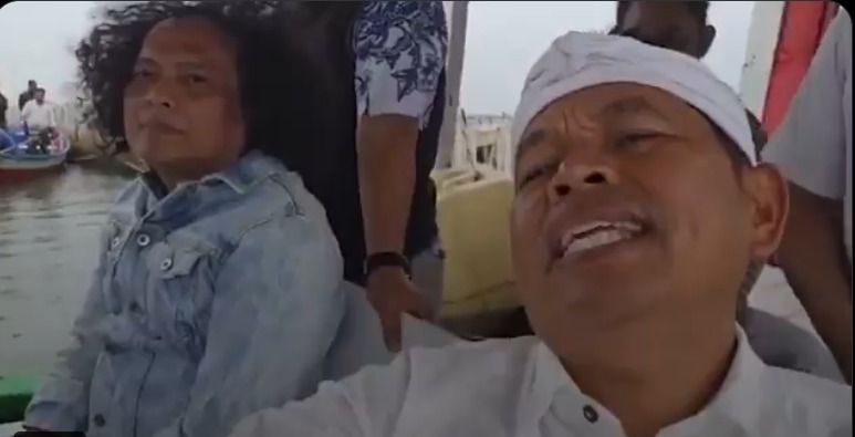 Dedi Mulyadi saat meninjau langsung keberadaan pagar laut Bekasi. (Tangkap layar akun X@DediMulyadi71)